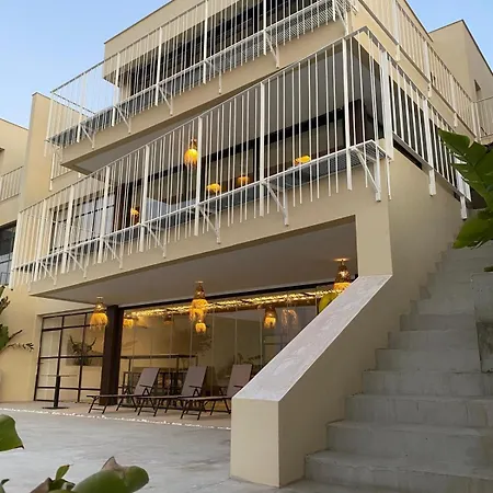 Spacious With Great Views! 贝纳尔马德纳