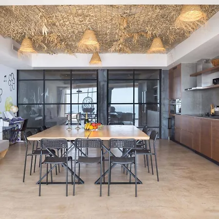 别墅 Spacious With Great Views!