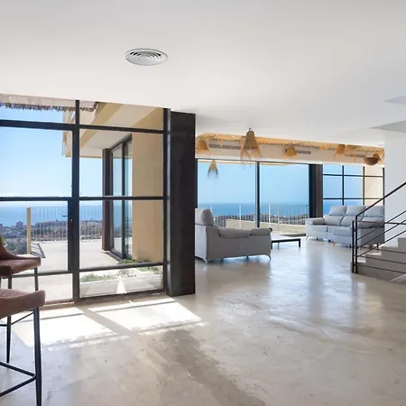 Spacious With Great Views! * 贝纳尔马德纳